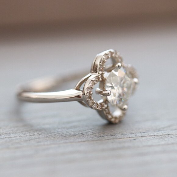 S925 1ct Clear Moissanite Diamond Clover Style Engagement Ring Sterling Silver - Picture 3 of 5